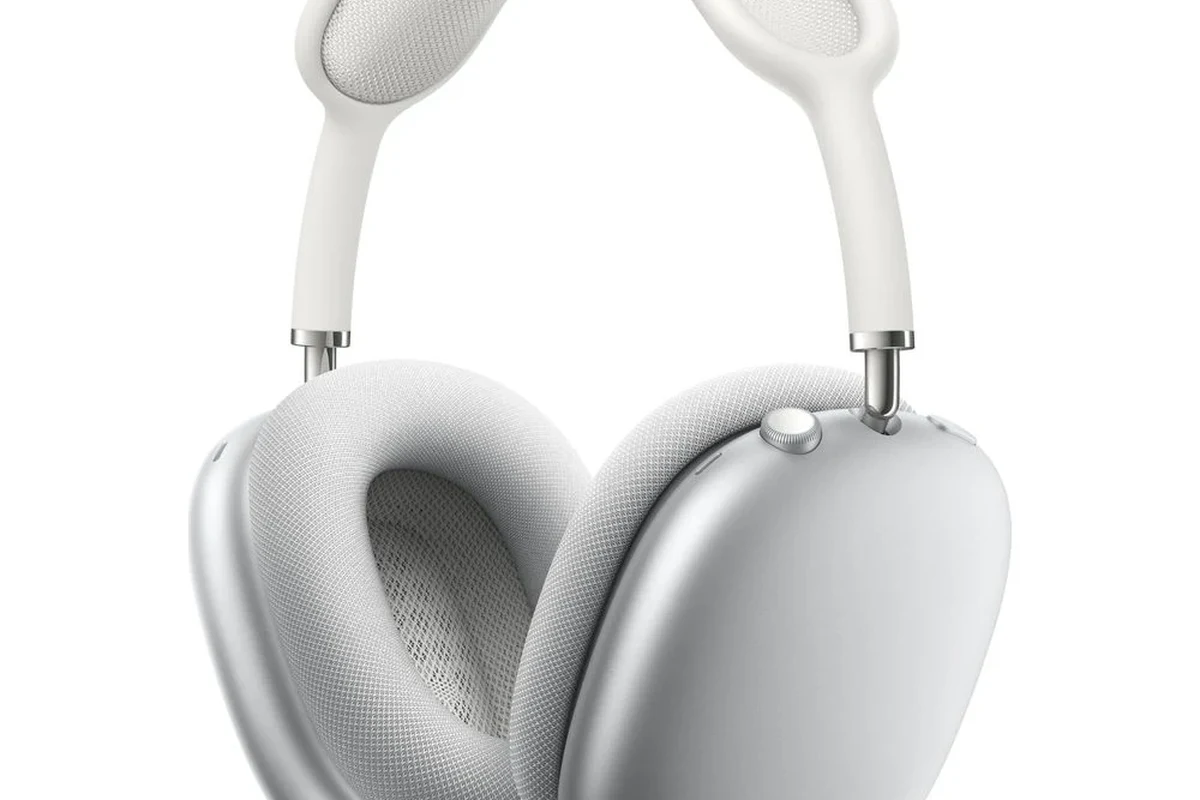 Apple headphones connected to a Windows PC with wired and Bluetooth options