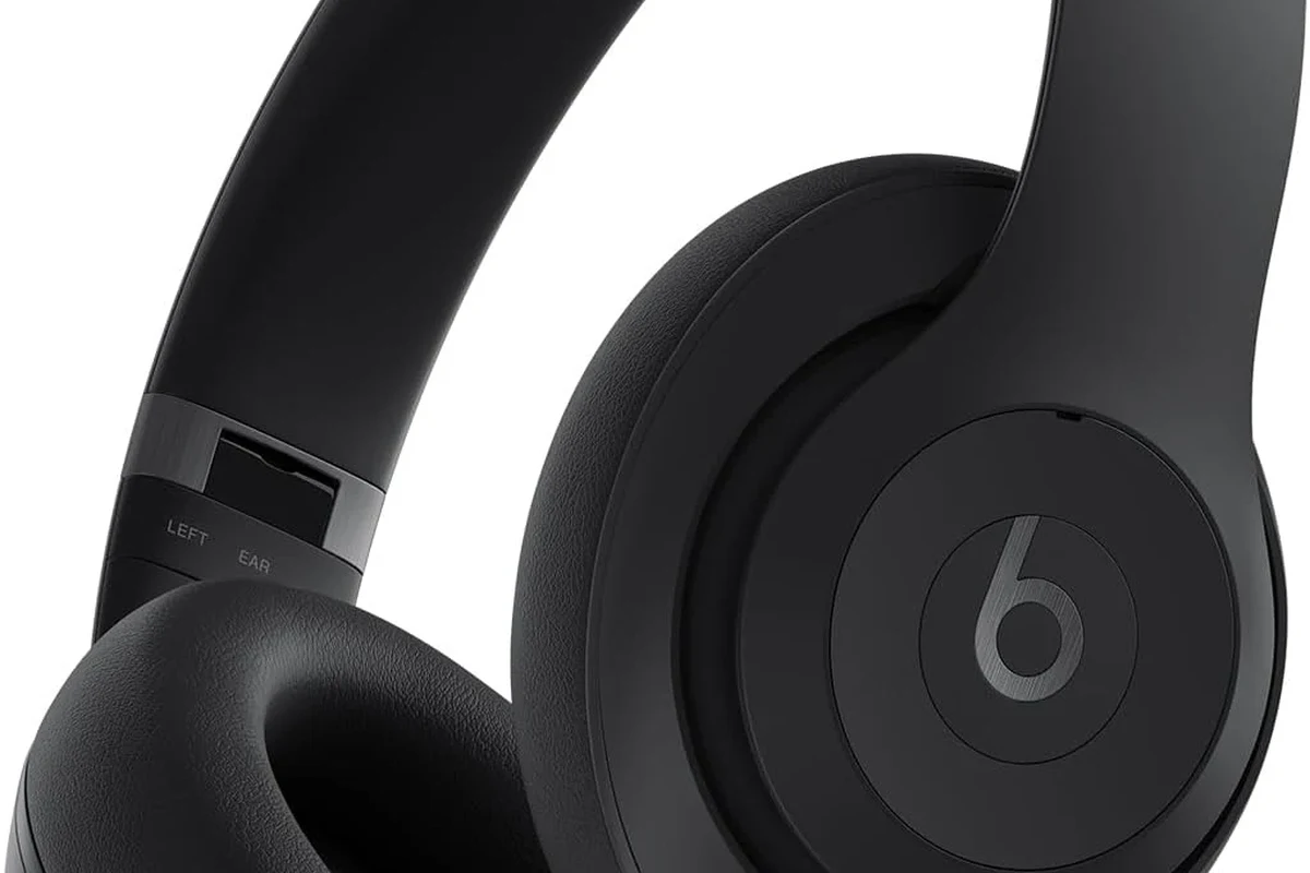 Beats headphones connected to an Android smartphone via Bluetooth