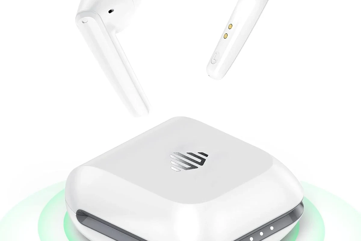 Wireless gaming headset connecting to an Xbox console for audio and chat