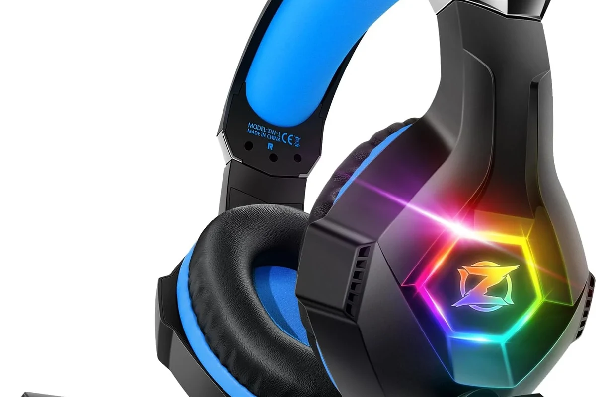 Xbox console with wired and wireless headphones showing connection options