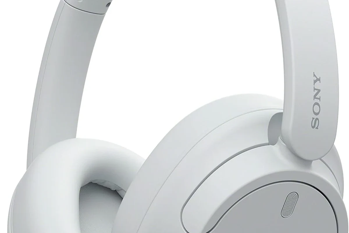 Sony wireless headphones and earbuds showing battery life, charging case, and travel use