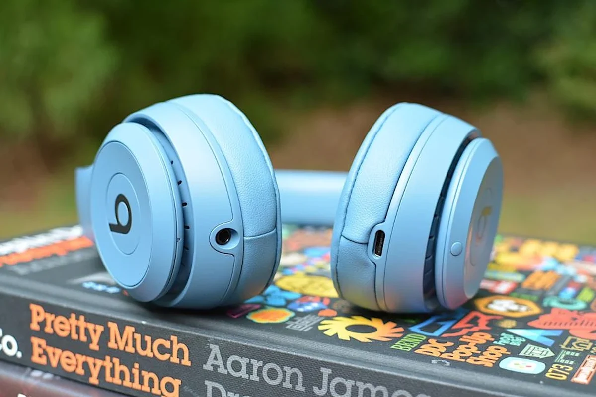 Beats headphones showing left and right side markings on the earcups