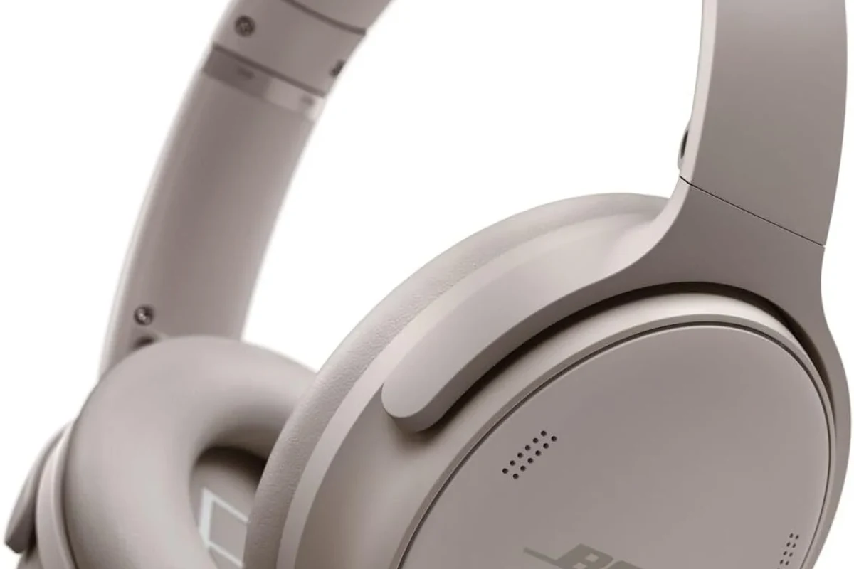 Person checking Bose headphones model name on earcup and in a phone app